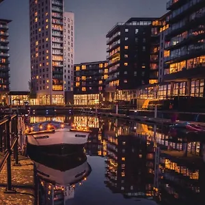 Deluxe Centre Free Parking River View Balcony Apartment